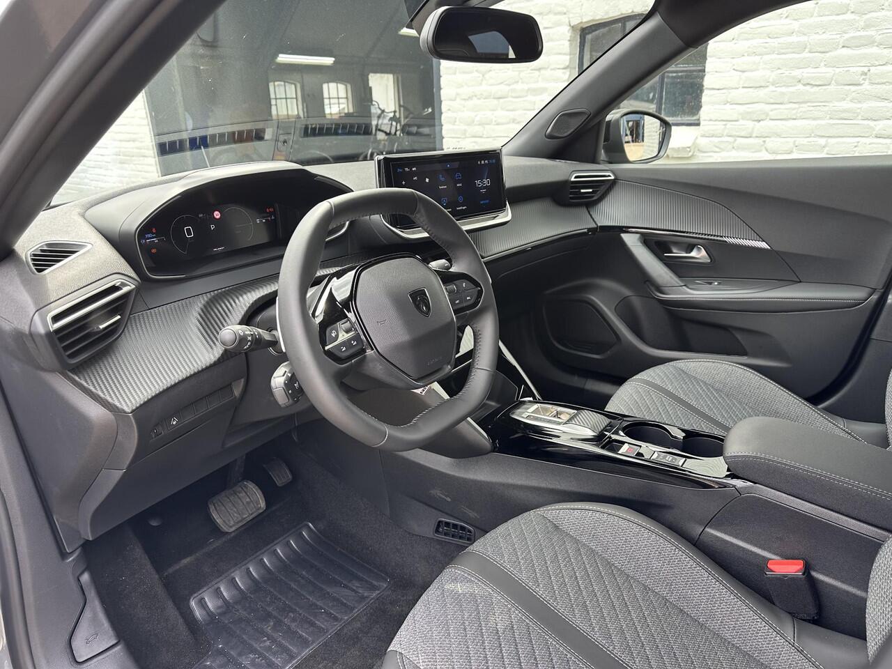 Peugeot 2008 1.2 Hybrid 145 PK Allure ¤ 6500 DEMO VOORDEEL| Automaat | 2025 Auto | Navigatie | Keyless Entry | Adaptieve Cruise Control | 360 Graden Camera | Parkeersensoren V+A | Hoge Zitpositie | Hybride Elektrisch rijden met Automaat | Climate Control | Stoelverwar