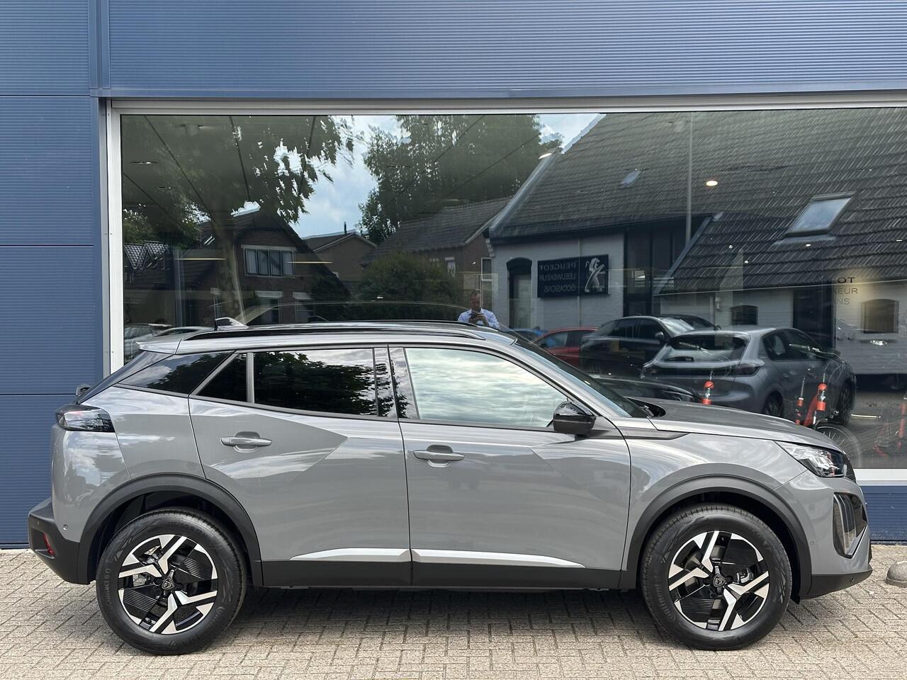Peugeot 2008 1.2 Hybrid 145 PK Allure ¤ 6500 DEMO VOORDEEL| Automaat | 2025 Auto | Navigatie | Keyless Entry | Adaptieve Cruise Control | 360 Graden Camera | Parkeersensoren V+A | Hoge Zitpositie | Hybride Elektrisch rijden met Automaat | Climate Control | Stoelverwar