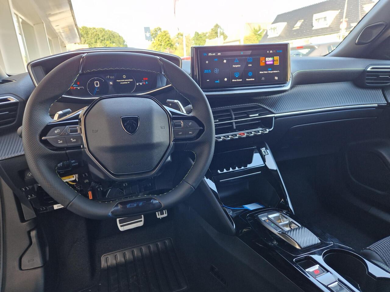 Peugeot 2008 1.2 Hybrid 145 GT | Nieuw | Navigatie | Climate & Cruise Control | AppleCarplay/AndroidAuto |