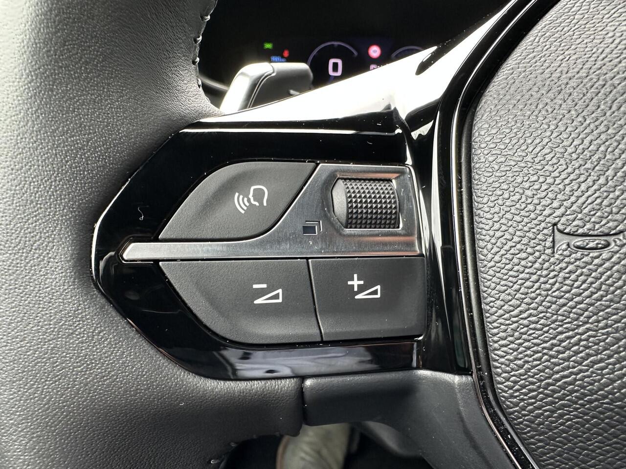 Peugeot 2008 1.2 Hybrid 145 PK Allure Automaat | 2025 Auto | Hybride Elektrisch rijden met Automaat | Keyless entry/Start | Parkeercamera 360 graden | Stoelverwarming | LED Verlichting | Navigatie | 17" Lichtmetalen Velgen | Cruise & Climate Control | Dode Hoek Bewaki