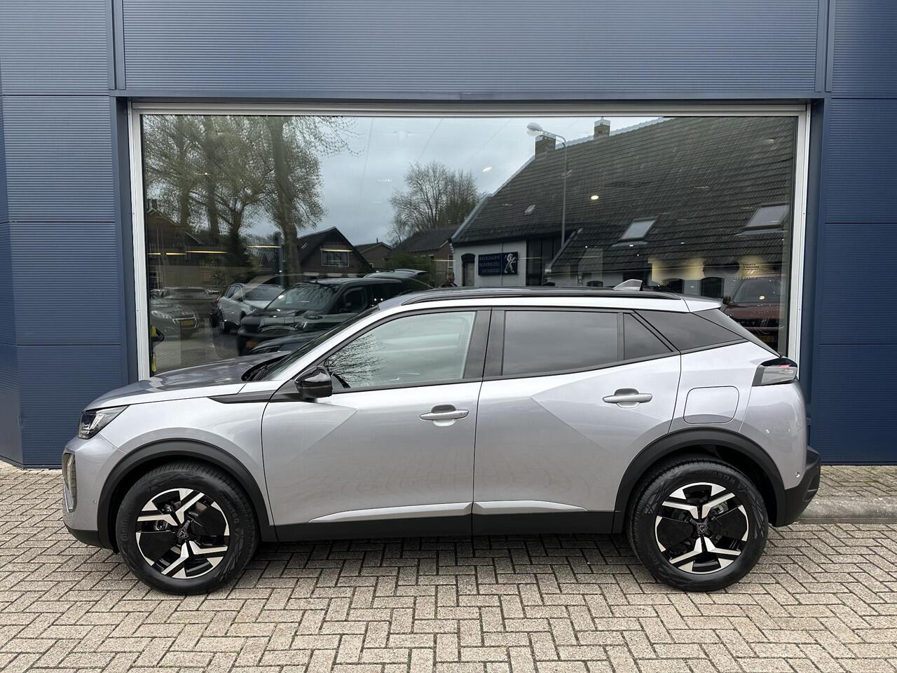 Peugeot 2008 1.2 Hybrid 145 PK Allure Automaat | 2025 Auto | Hybride Elektrisch rijden met Automaat | Keyless entry/Start | Parkeercamera 360 graden | Stoelverwarming | LED Verlichting | Navigatie | 17" Lichtmetalen Velgen | Cruise & Climate Control | Dode Hoek Bewaki