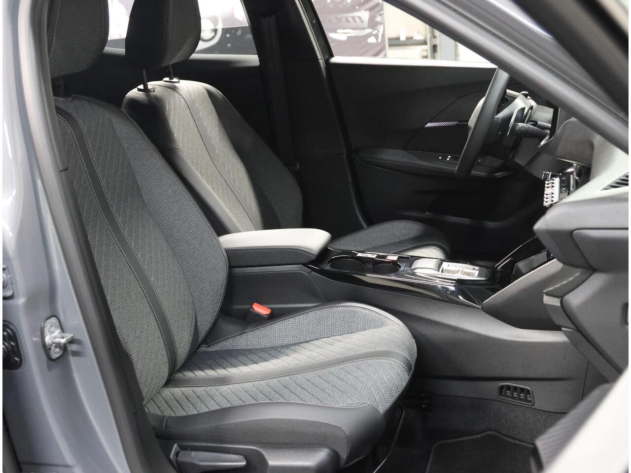 Peugeot 2008 1.2 Hybrid 136PK Allure | 1ste eigenaar | AppleCarPlay/AndroidAuto | Climate Control | Adaptive Cruise Control | 360'Camera | FULL LED | Navigatie | LMV | Parkeersensoren | Privacy Glass | Isofix |