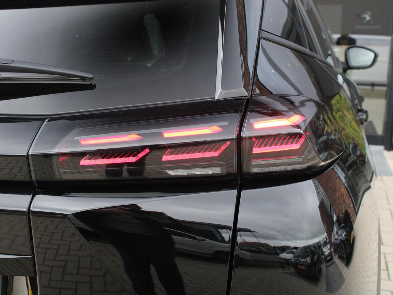 Peugeot 2008 1.2 Hybrid 136 Allure Automaat Navigatie, Camera Voor & Achter, Keyless, 4 seizoensbanden