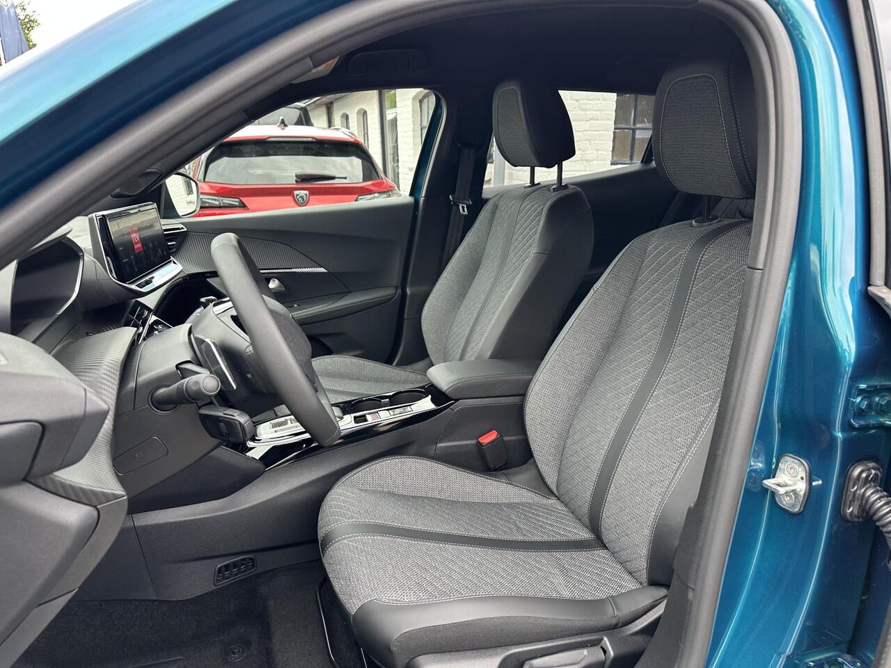 Peugeot 2008 1.2 Hybrid 145 PK Allure ¤ 6.000,- DEMO VOORDEEL| Automaat | Navigatie | Keyless entry | Stoelverwarming | Adaptieve Cruise Control | 360 Graden Camera | Parkeersensoren V+A | Hoge Zitpositie | Hybride Elektrisch rijden met Automaat | Climate Control | St