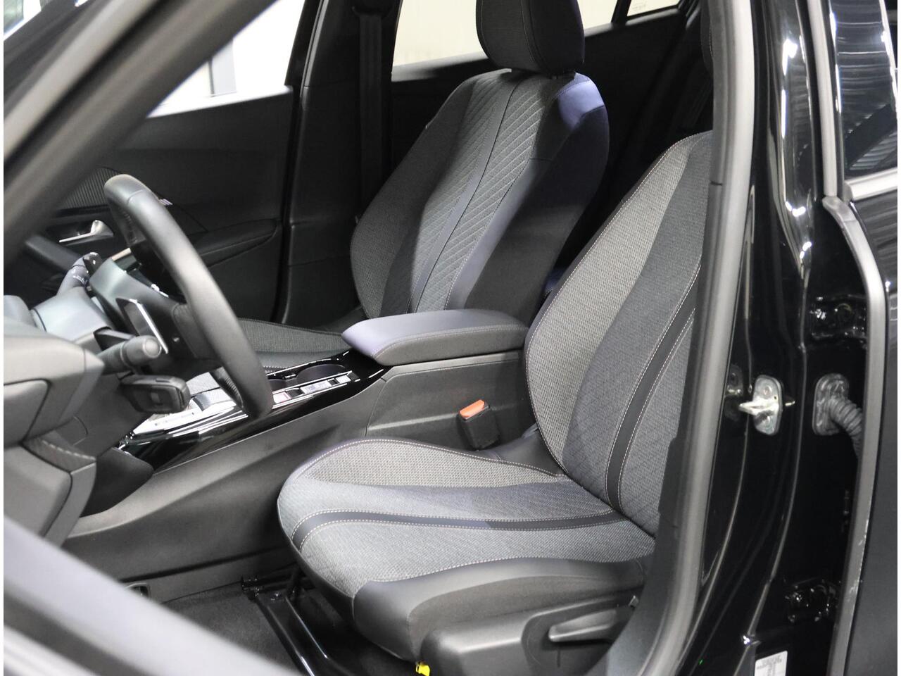 Peugeot 2008 1.2 Hybrid 136PK Allure | 1ste eigenaar | AppleCarplay/Android Auto | 17"LMV | 360'Camera | AUTOMAAT | Keyless | Adaptive Cruise Control | Climate Control | FULL LED | Isofix | Privacy Glass |