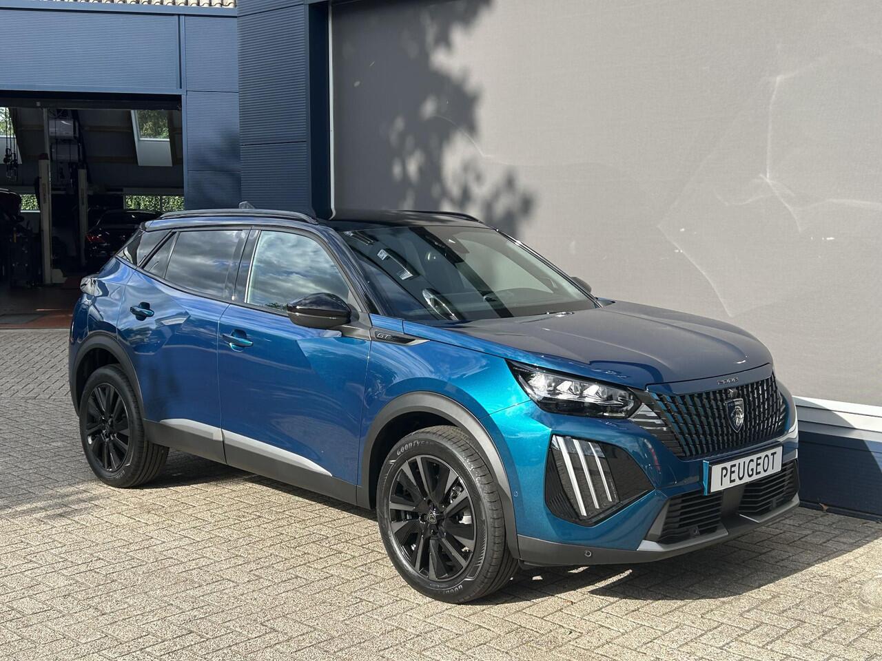 Peugeot 2008 1.2 Hybrid 145 PK GT Automaat | VOORRAAD DEAL met ¤7.000 Korting | Navigatie | Full LED Verlichting | Climate Control | Keyless Entry | Adaptieve Cruise Control | 360 Graden Camera | 18" Lichtmetalen Velgen | Hoge Zitpositie | Sportstoelen | Zwart Dak |