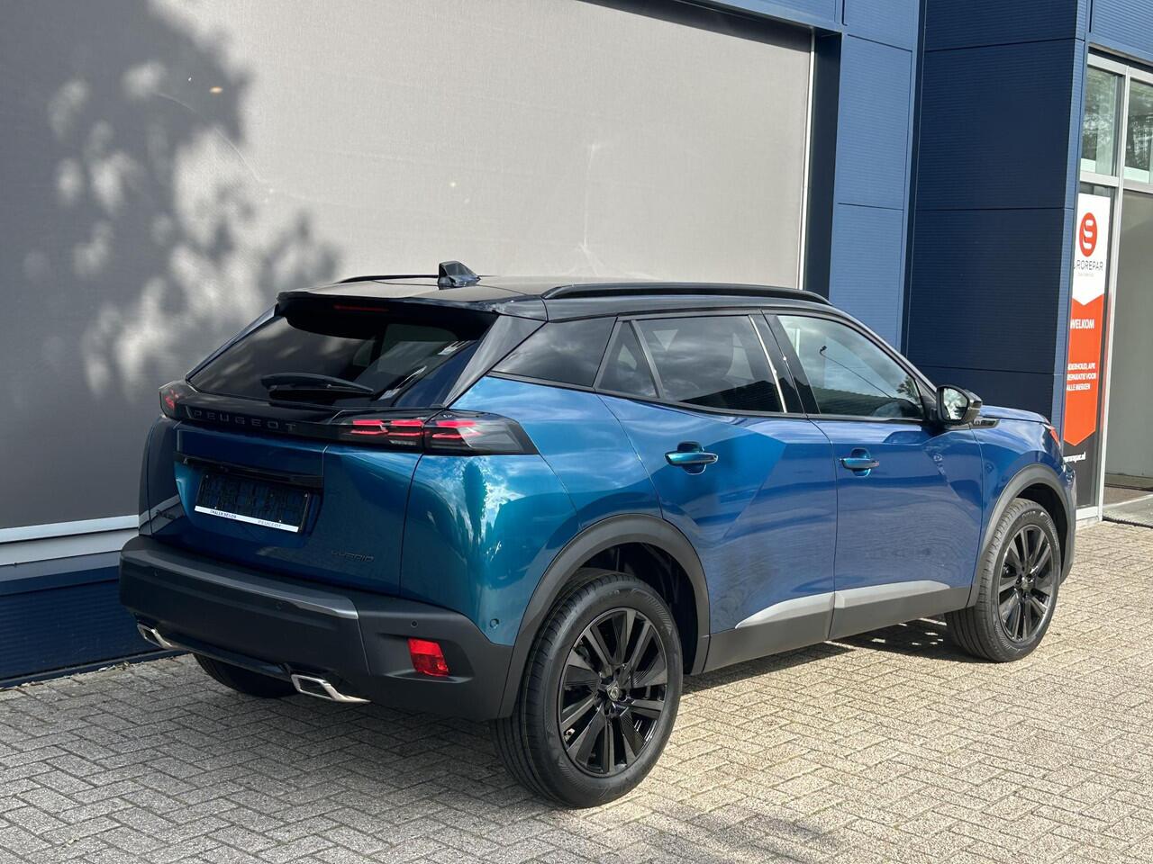 Peugeot 2008 1.2 Hybrid 145 PK GT Automaat | VOORRAAD DEAL met ¤7.000 Korting | Navigatie | Full LED Verlichting | Climate Control | Keyless Entry | Adaptieve Cruise Control | 360 Graden Camera | 18" Lichtmetalen Velgen | Hoge Zitpositie | Sportstoelen | Zwart Dak |