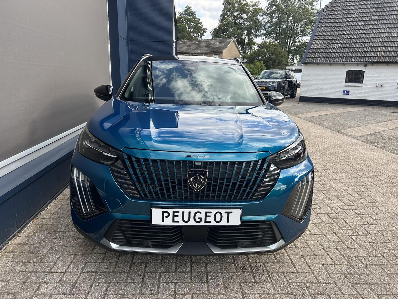 Peugeot 2008 1.2 Hybrid 145 PK GT Automaat | VOORRAAD DEAL met ¤7.000 Korting | Navigatie | Full LED Verlichting | Climate Control | Keyless Entry | Adaptieve Cruise Control | 360 Graden Camera | 18" Lichtmetalen Velgen | Hoge Zitpositie | Sportstoelen | Zwart Dak |