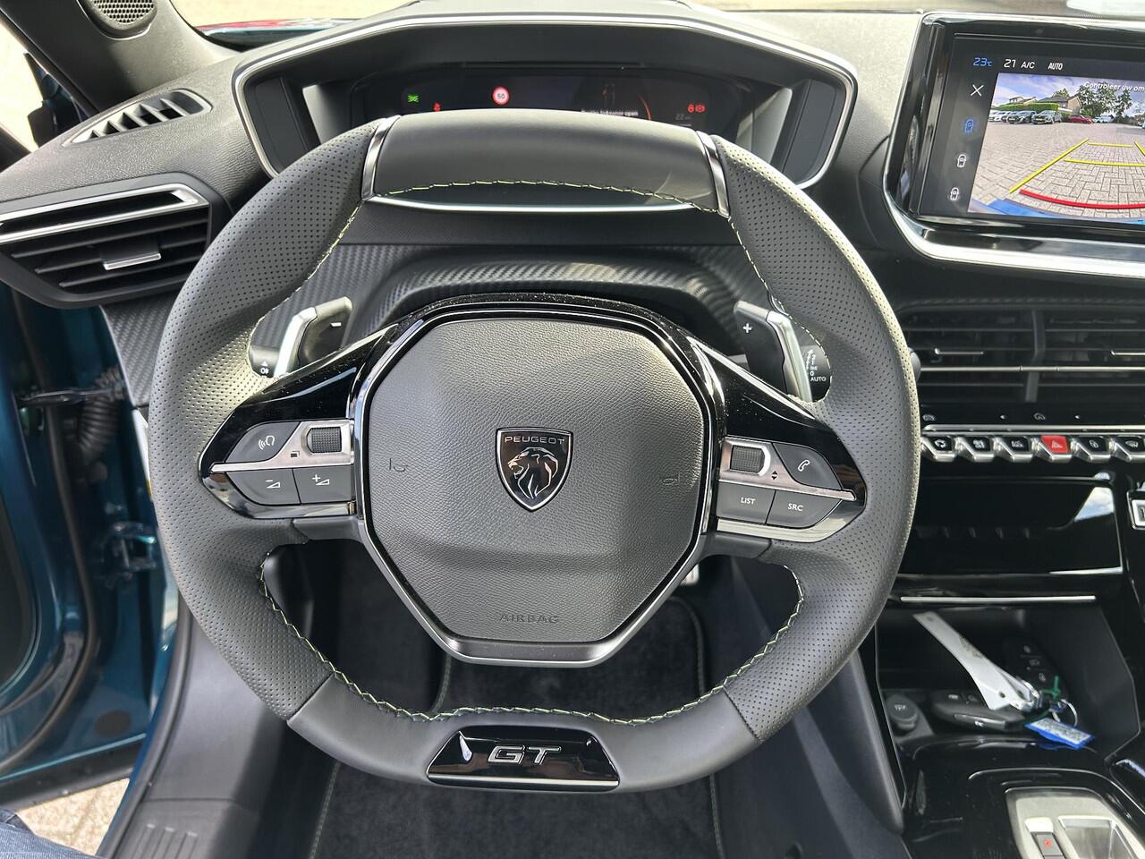 Peugeot 2008 1.2 Hybrid 145 PK GT Automaat | VOORRAAD DEAL met ¤7.000 Korting | Navigatie | Full LED Verlichting | Climate Control | Keyless Entry | Adaptieve Cruise Control | 360 Graden Camera | 18" Lichtmetalen Velgen | Hoge Zitpositie | Sportstoelen | Zwart Dak |