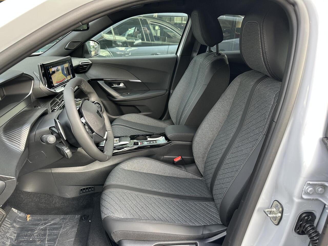 Peugeot 2008 1.2 Hybride Automaat 145 PK Allure | VOORRAAD DEAL met ¤6.000 Korting | Navigatie | Keyless entry | Adaptieve Cruise Control | 360 Graden Camera | Parkeersensoren V+A | Hoge Zitpositie | Dode Hoek Detectie |Hybride Elektrisch rijden met Automaat | Climate