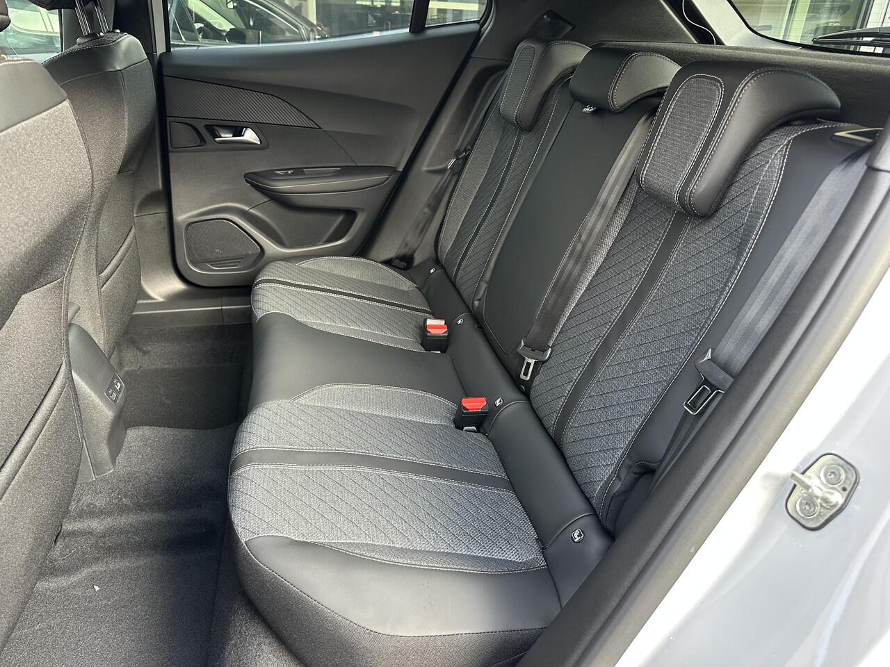 Peugeot 2008 1.2 Hybride Automaat 145 PK Allure | VOORRAAD DEAL met ¤6.000 Korting | Navigatie | Keyless entry | Adaptieve Cruise Control | 360 Graden Camera | Parkeersensoren V+A | Hoge Zitpositie | Dode Hoek Detectie |Hybride Elektrisch rijden met Automaat | Climate