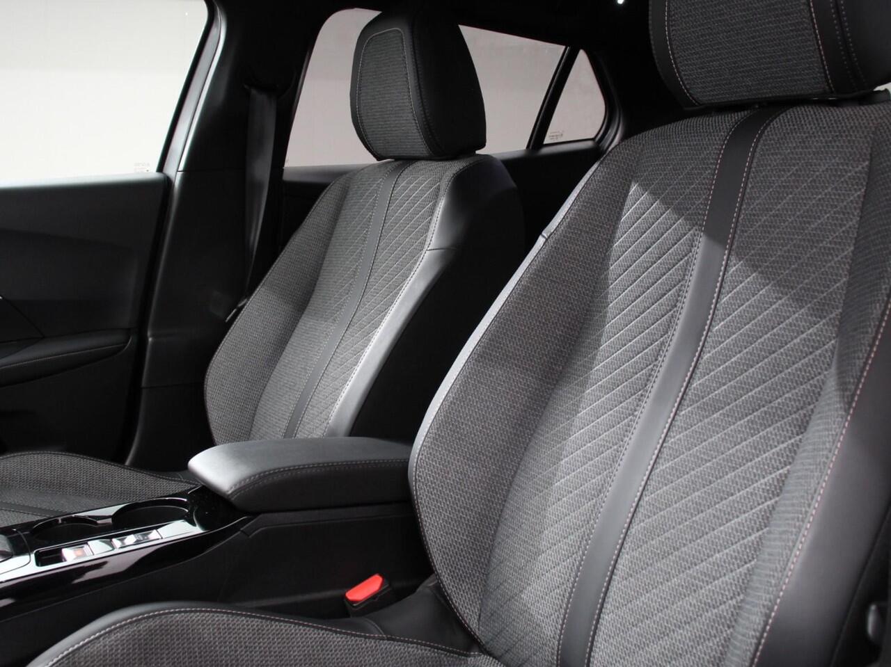 Peugeot 2008 1.2 Hybrid 136 pk Automaat Allure | Navigatie | Apple Carplay/Android Auto | Climate Control | Dab | Led | Parkeer sensoren | Cruise Control | Stoelverwarming