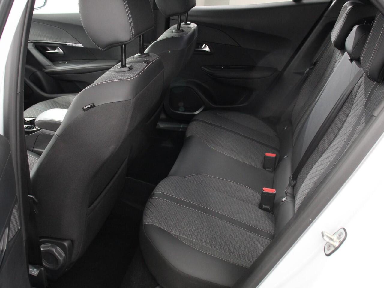 Peugeot 2008 1.2 Hybrid 136 pk Automaat Allure | Navigatie | Apple Carplay/Android Auto | Climate Control | Dab | Led | Parkeer sensoren | Cruise Control | Stoelverwarming