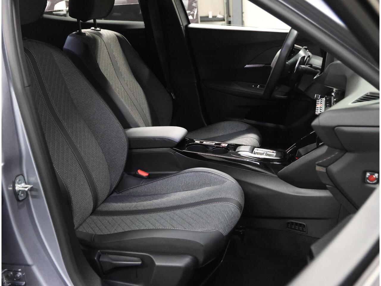 Peugeot 2008 1.2 Hybrid 136PK Allure | 1ste eigenaar | AppleCarplay/Android Auto | 17"LMV | 360'Camera | AUTOMAAT | Keyless | Navigatie | Adaptive Cruise Control | Climate Control | FULL LED | Isofix | Privacy Glass |