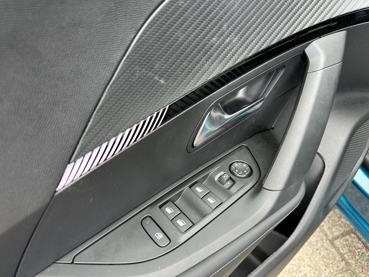 Peugeot 2008 1.2 Hybrid 145 PK Allure | Automaat Hybride | Adaptieve Cruise Control | 360 Graden Camera | Parkeersensoren V+A | Hoge Zitpositie | Climate Control | Stoelverwarming | Navigatie via Telefoon | Apple Carplay & Android Auto draadloos |LED Verlichting | 17"