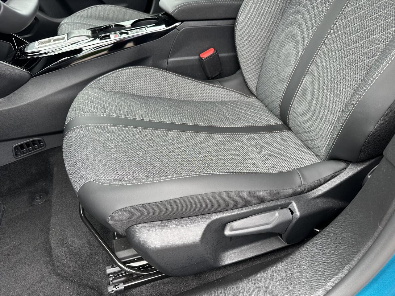 Peugeot 2008 1.2 Hybrid 145 PK Allure | Automaat Hybride | Adaptieve Cruise Control | 360 Graden Camera | Parkeersensoren V+A | Hoge Zitpositie | Climate Control | Stoelverwarming | Navigatie via Telefoon | Apple Carplay & Android Auto draadloos |LED Verlichting | 17"