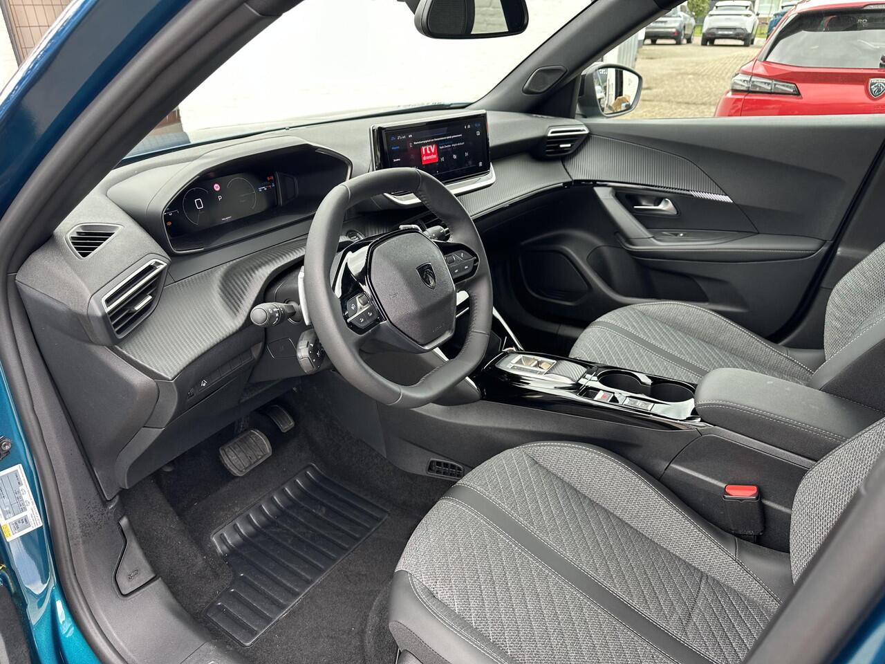 Peugeot 2008 1.2 Hybrid 145 PK Allure | Automaat Hybride | Adaptieve Cruise Control | 360 Graden Camera | Parkeersensoren V+A | Hoge Zitpositie | Climate Control | Stoelverwarming | Navigatie via Telefoon | Apple Carplay & Android Auto draadloos |LED Verlichting | 17"