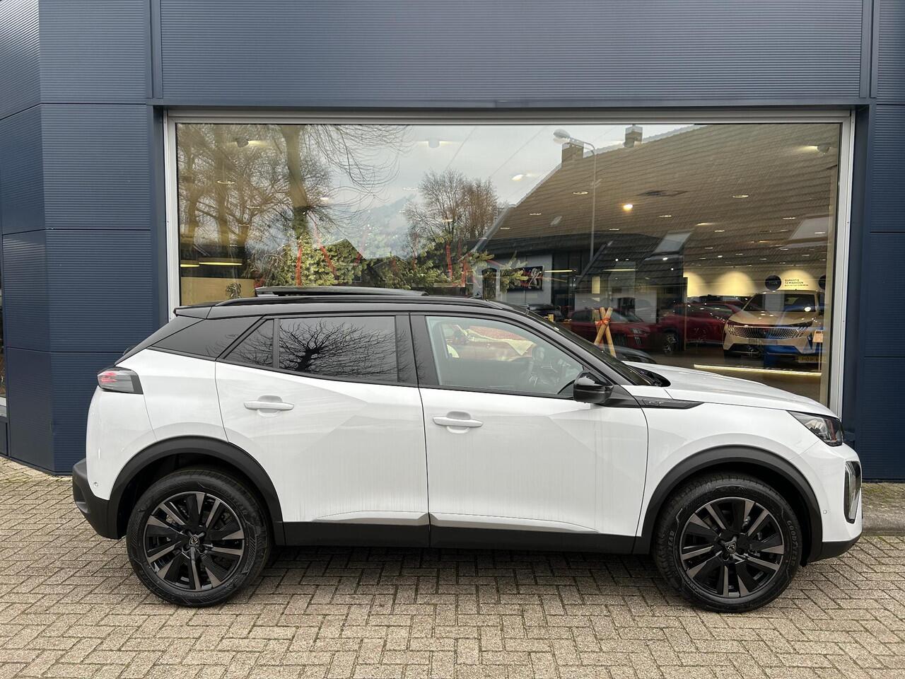 Peugeot 2008 1.2 Hybrid 145 PK GT | Automaat Hybride | VOORRAAD DEAL met ¤7.000 Korting | Panorama Schuif-/Kanteldak | Navigatie | 360 Graden Camera | Keyless Entry | Full LED Verlichting | Zwart Dak | Climate Control | 18" Lichtmetalen Velgen Evissa | Sportstoelen | 