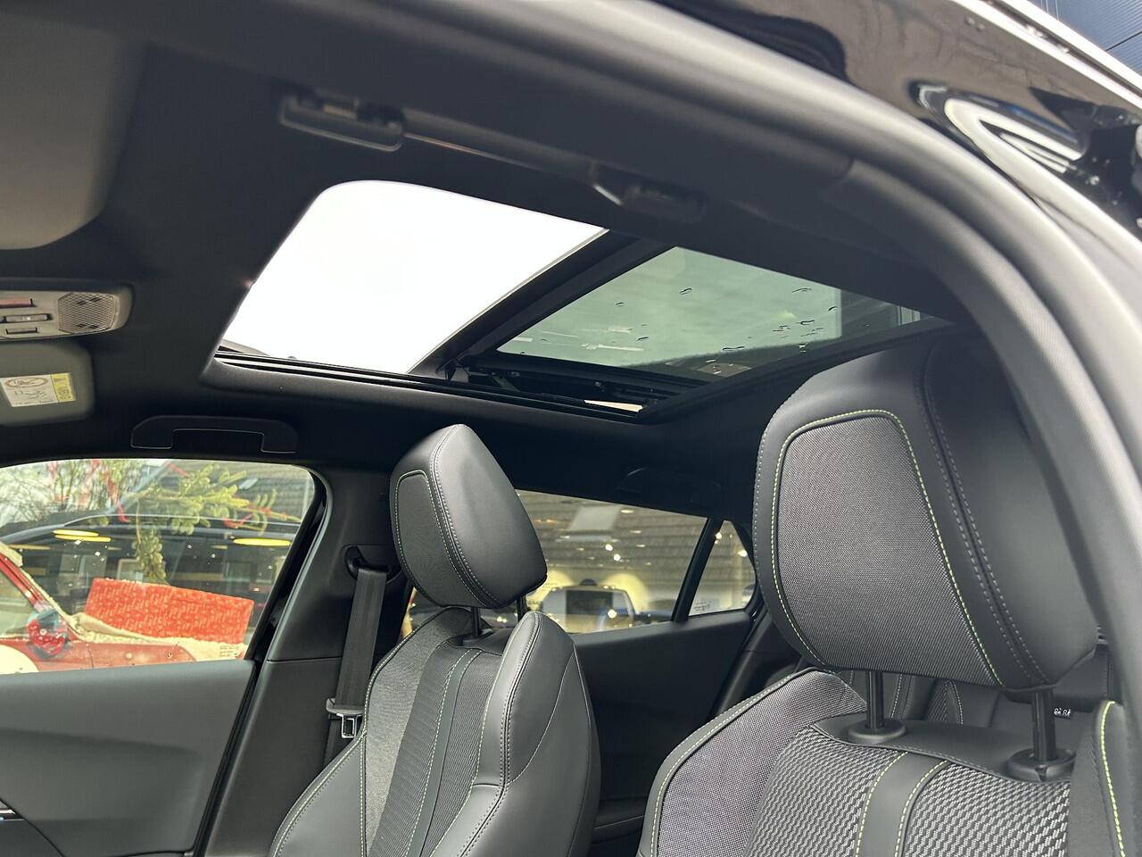 Peugeot 2008 1.2 Hybrid 145 PK GT | Automaat Hybride | VOORRAAD DEAL met ¤7.000 Korting | Panorama Schuif-/Kanteldak | Navigatie | 360 Graden Camera | Keyless Entry | Full LED Verlichting | Zwart Dak | Climate Control | 18" Lichtmetalen Velgen Evissa | Sportstoelen | 