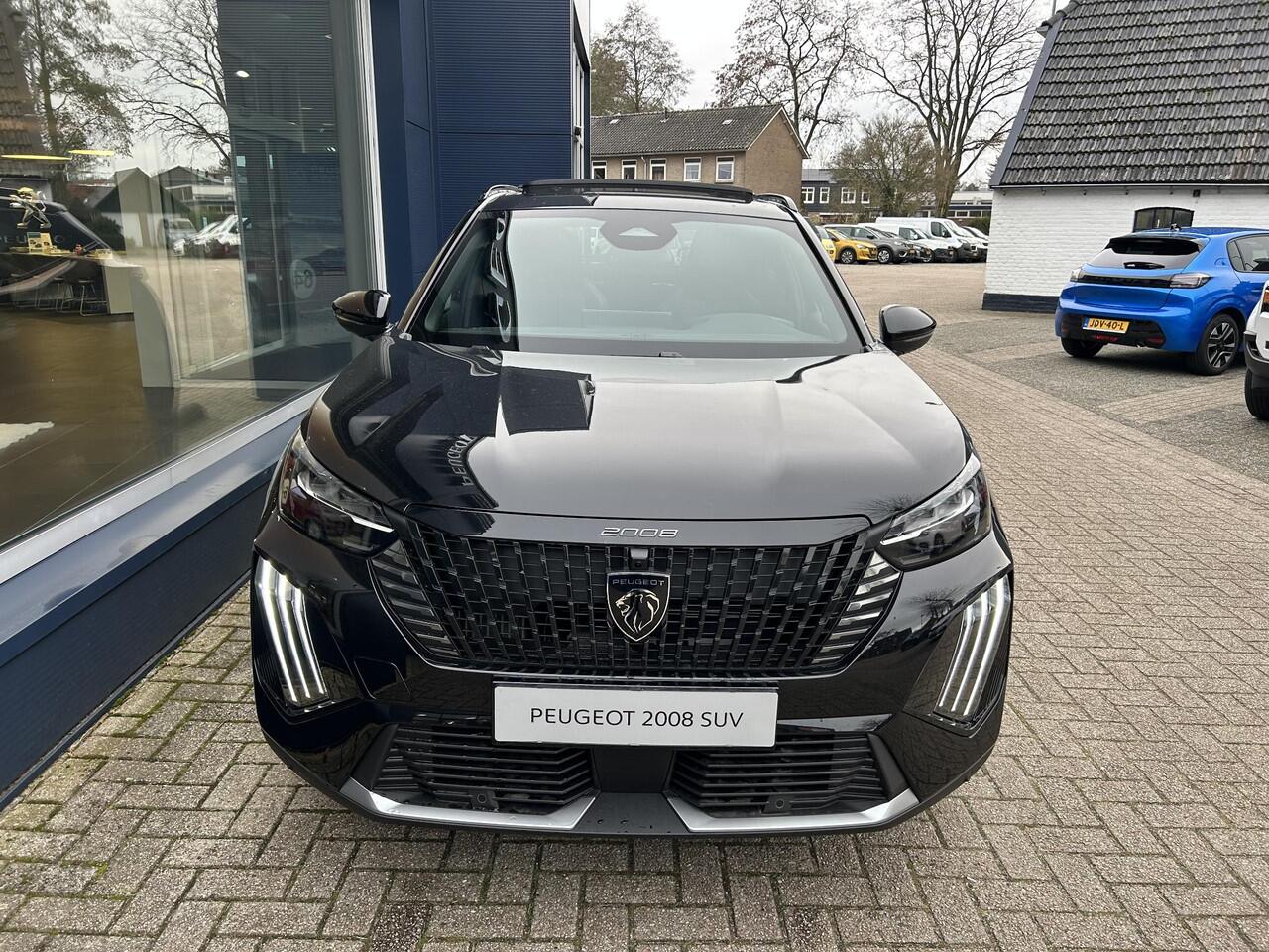 Peugeot 2008 1.2 Hybrid 145 PK GT | Automaat Hybride | VOORRAAD DEAL met ¤7.000 Korting | Panorama Schuif-/Kanteldak | Navigatie | 360 Graden Camera | Keyless Entry | Full LED Verlichting | Zwart Dak | Climate Control | 18" Lichtmetalen Velgen Evissa | Sportstoelen | 