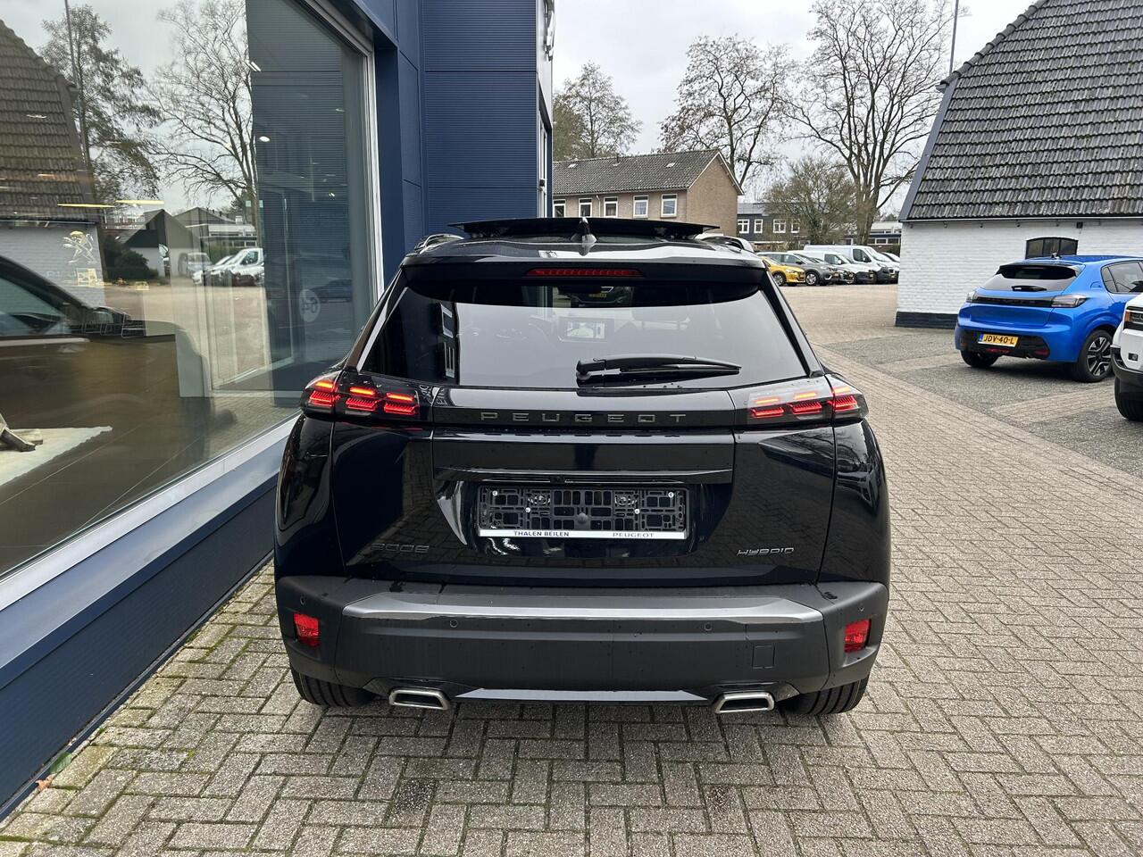 Peugeot 2008 1.2 Hybrid 145 PK GT | Automaat Hybride | VOORRAAD DEAL met ¤7.000 Korting | Panorama Schuif-/Kanteldak | Navigatie | 360 Graden Camera | Keyless Entry | Full LED Verlichting | Zwart Dak | Climate Control | 18" Lichtmetalen Velgen Evissa | Sportstoelen | 