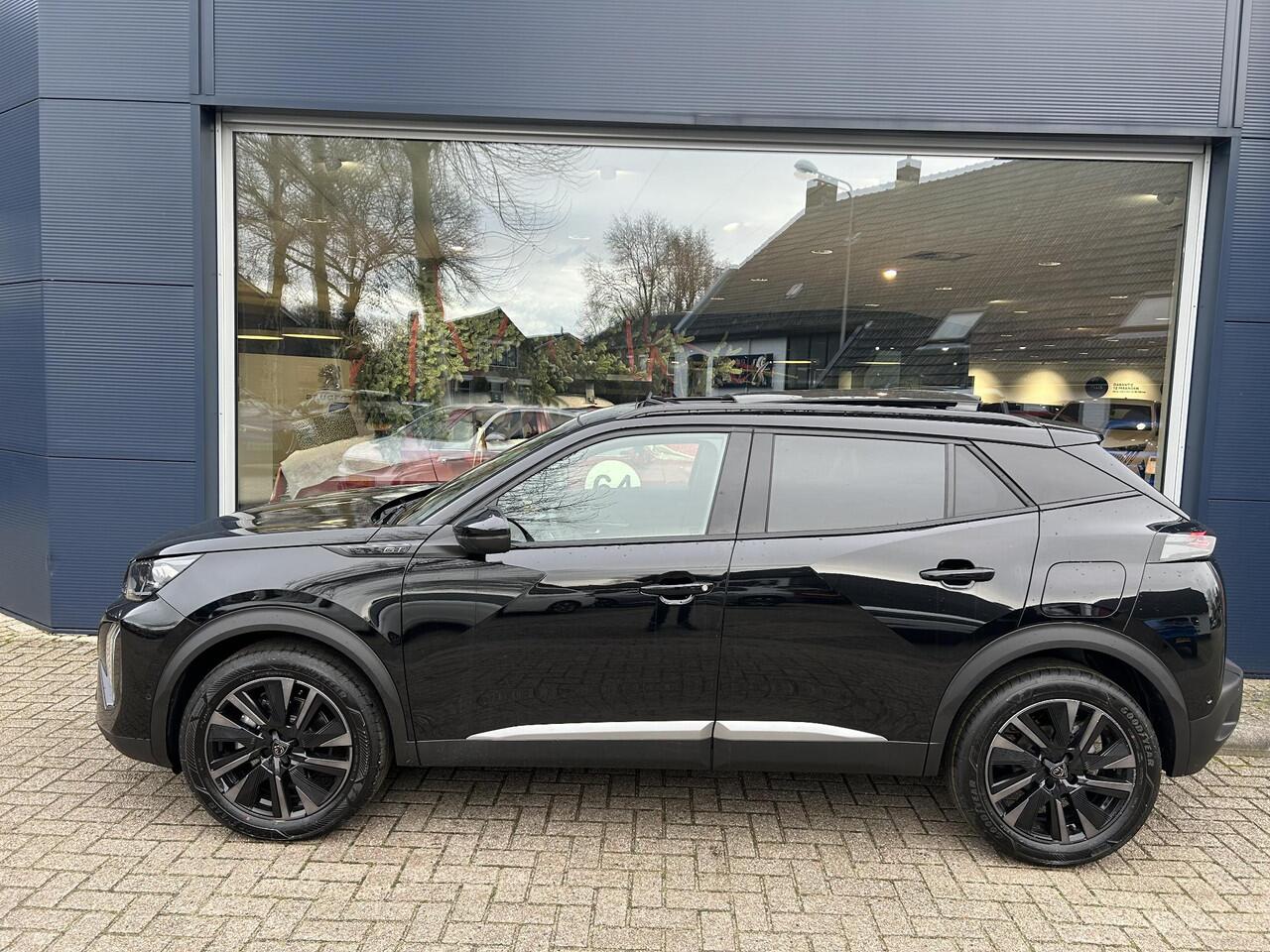 Peugeot 2008 1.2 Hybrid 145 PK GT | Automaat Hybride | VOORRAAD DEAL met ¤7.000 Korting | Panorama Schuif-/Kanteldak | Navigatie | 360 Graden Camera | Keyless Entry | Full LED Verlichting | Zwart Dak | Climate Control | 18" Lichtmetalen Velgen Evissa | Sportstoelen | 