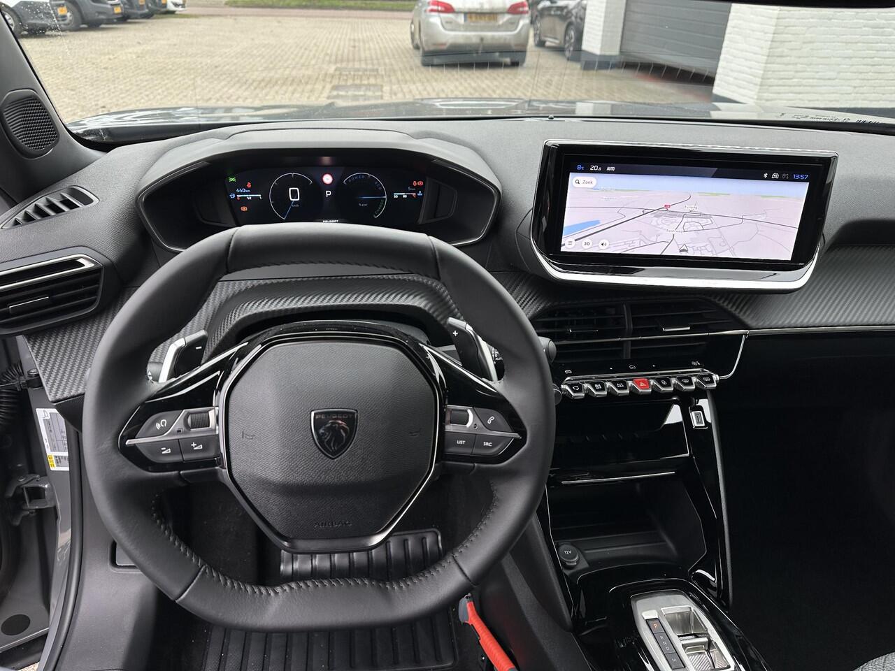 Peugeot 2008 1.2 Hybrid 145 PK Allure | Automaat Hybride | VOORRAAD DEAL met ¤6.000 Korting | Navigatie | Keyless entry | Adaptieve Cruise Control | 360 Graden Camera | Parkeersensoren V+A | Hoge Zitpositie | Dode Hoek Detectie | Climate Control | LED Verlichting | 1