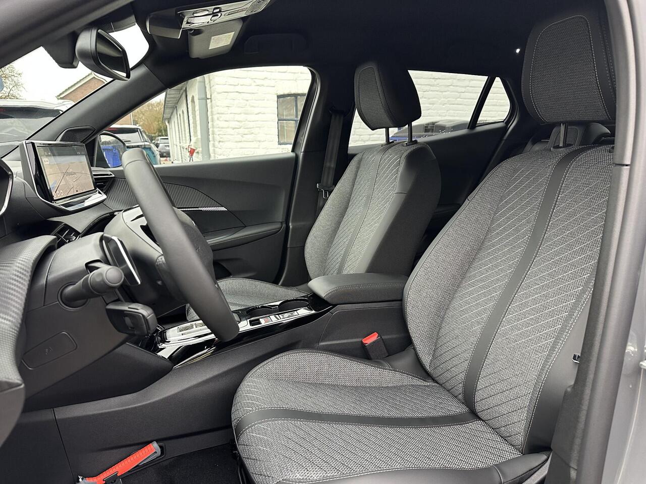 Peugeot 2008 1.2 Hybrid 145 PK Allure | Automaat Hybride | VOORRAAD DEAL met ¤6.000 Korting | Navigatie | Keyless entry | Adaptieve Cruise Control | 360 Graden Camera | Parkeersensoren V+A | Hoge Zitpositie | Dode Hoek Detectie | Climate Control | LED Verlichting | 1