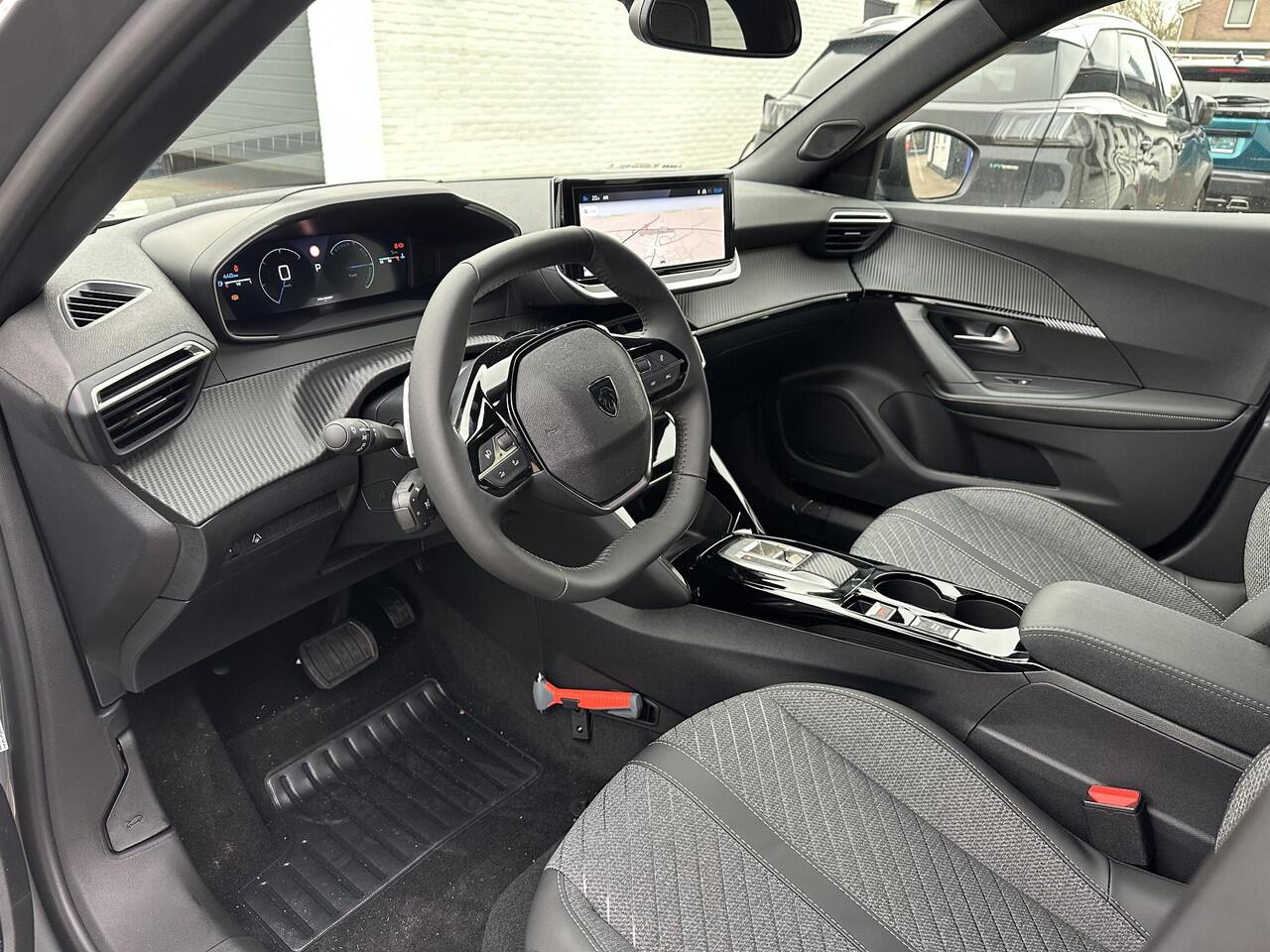 Peugeot 2008 1.2 Hybrid 145 PK Allure | Automaat Hybride | VOORRAAD DEAL met ¤6.000 Korting | Navigatie | Keyless entry | Adaptieve Cruise Control | 360 Graden Camera | Parkeersensoren V+A | Hoge Zitpositie | Dode Hoek Detectie | Climate Control | LED Verlichting | 1