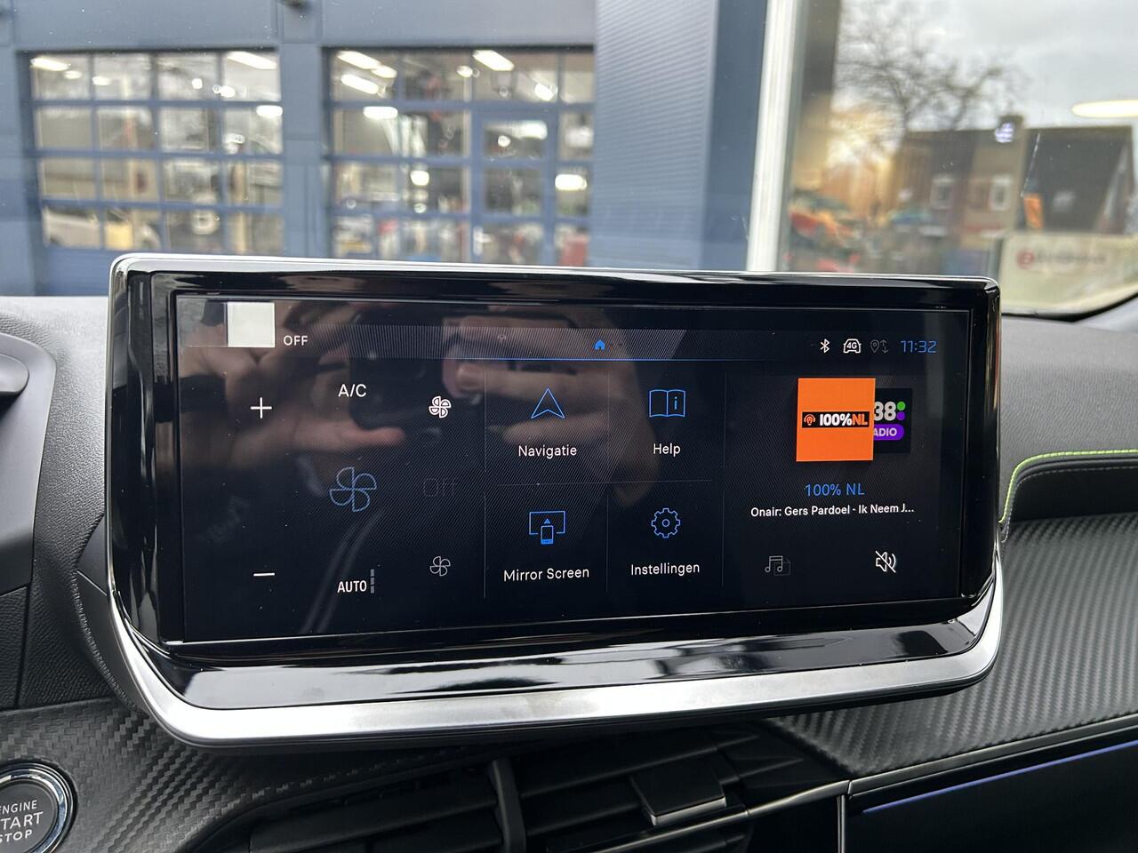 Peugeot 2008 1.2 Hybrid 145 GT | Automaat Hybride | VOORRAAD DEAL met ¤7.000 Korting | Panorama Schuif-/Kanteldak | Navigatie | 360 Graden Camera | Keyless Entry | Full LED Verlichting | Zwart Dak | Climate Control | 18" Lichtmetalen Velgen Evissa | Sportstoelen | Hog