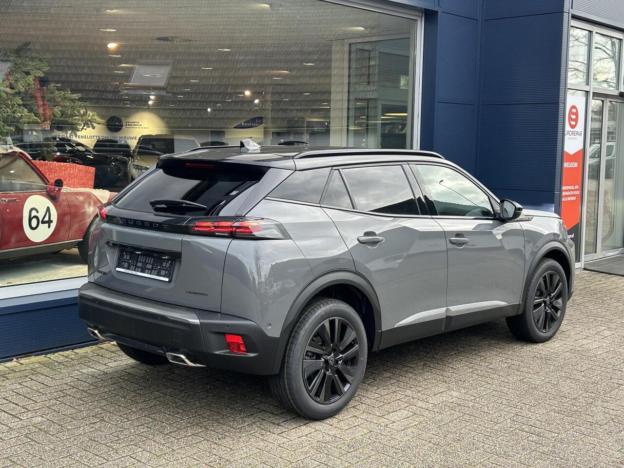 Peugeot 2008 1.2 Hybrid 145 GT | Automaat Hybride | VOORRAAD DEAL met ¤7.000 Korting | Panorama Schuif-/Kanteldak | Navigatie | 360 Graden Camera | Keyless Entry | Full LED Verlichting | Zwart Dak | Climate Control | 18" Lichtmetalen Velgen Evissa | Sportstoelen | Hog