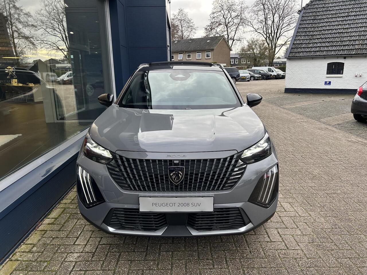 Peugeot 2008 1.2 Hybrid 145 GT | Automaat Hybride | VOORRAAD DEAL met ¤7.000 Korting | Panorama Schuif-/Kanteldak | Navigatie | 360 Graden Camera | Keyless Entry | Full LED Verlichting | Zwart Dak | Climate Control | 18" Lichtmetalen Velgen Evissa | Sportstoelen | Hog