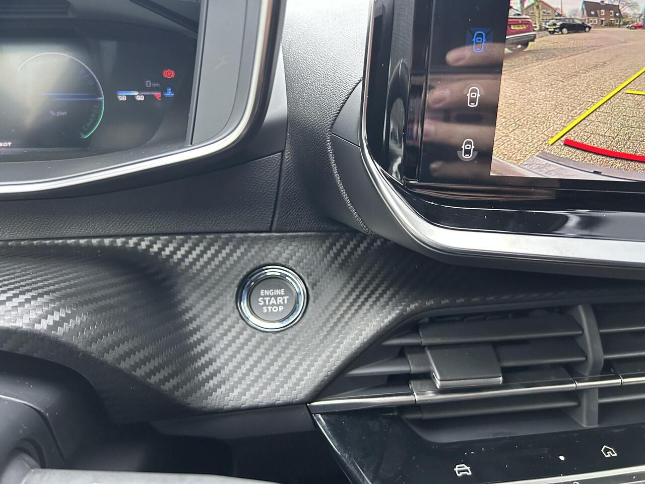 Peugeot 2008 1.2 Hybrid 145 GT | Automaat Hybride | VOORRAAD DEAL met ¤7.000 Korting | Panorama Schuif-/Kanteldak | Navigatie | 360 Graden Camera | Keyless Entry | Full LED Verlichting | Zwart Dak | Climate Control | 18" Lichtmetalen Velgen Evissa | Sportstoelen | Hog