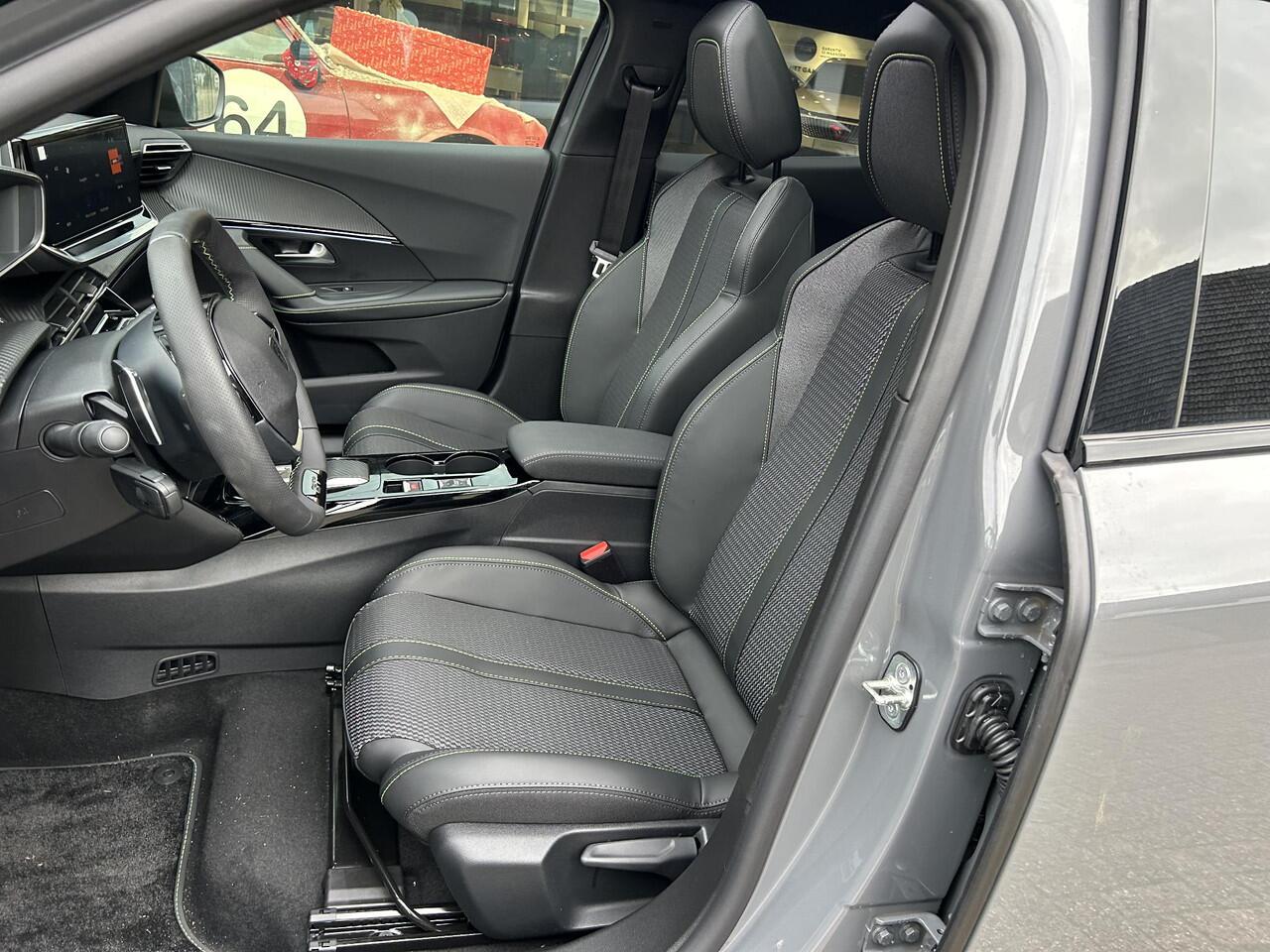 Peugeot 2008 1.2 Hybrid 145 GT | Automaat Hybride | VOORRAAD DEAL met ¤7.000 Korting | Panorama Schuif-/Kanteldak | Navigatie | 360 Graden Camera | Keyless Entry | Full LED Verlichting | Zwart Dak | Climate Control | 18" Lichtmetalen Velgen Evissa | Sportstoelen | Hog