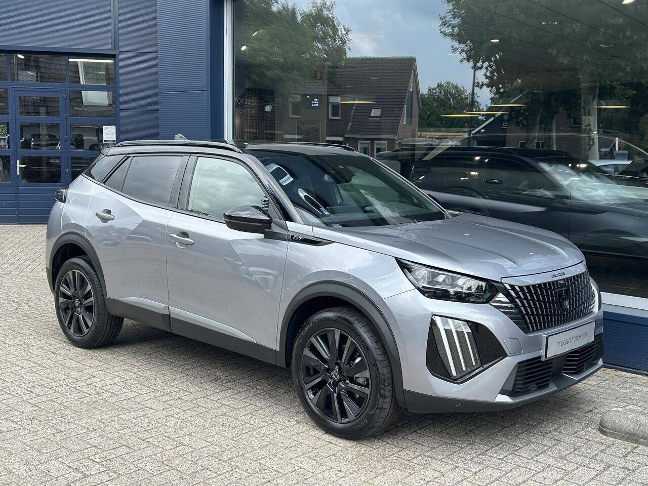 Peugeot 2008 1.2 Hybrid 145 GT | ¤ 8500,- DEMO VOORDEEL | Automaat | Navigatie | 360 Graden Camera | 18 Inch Evissa | Keyless Entry | Full LED Verlichting | Zwart Dak | Dode Hoek Detectie | Cruise Control Adaptief | Climate Control | Hoge Zitpositie.