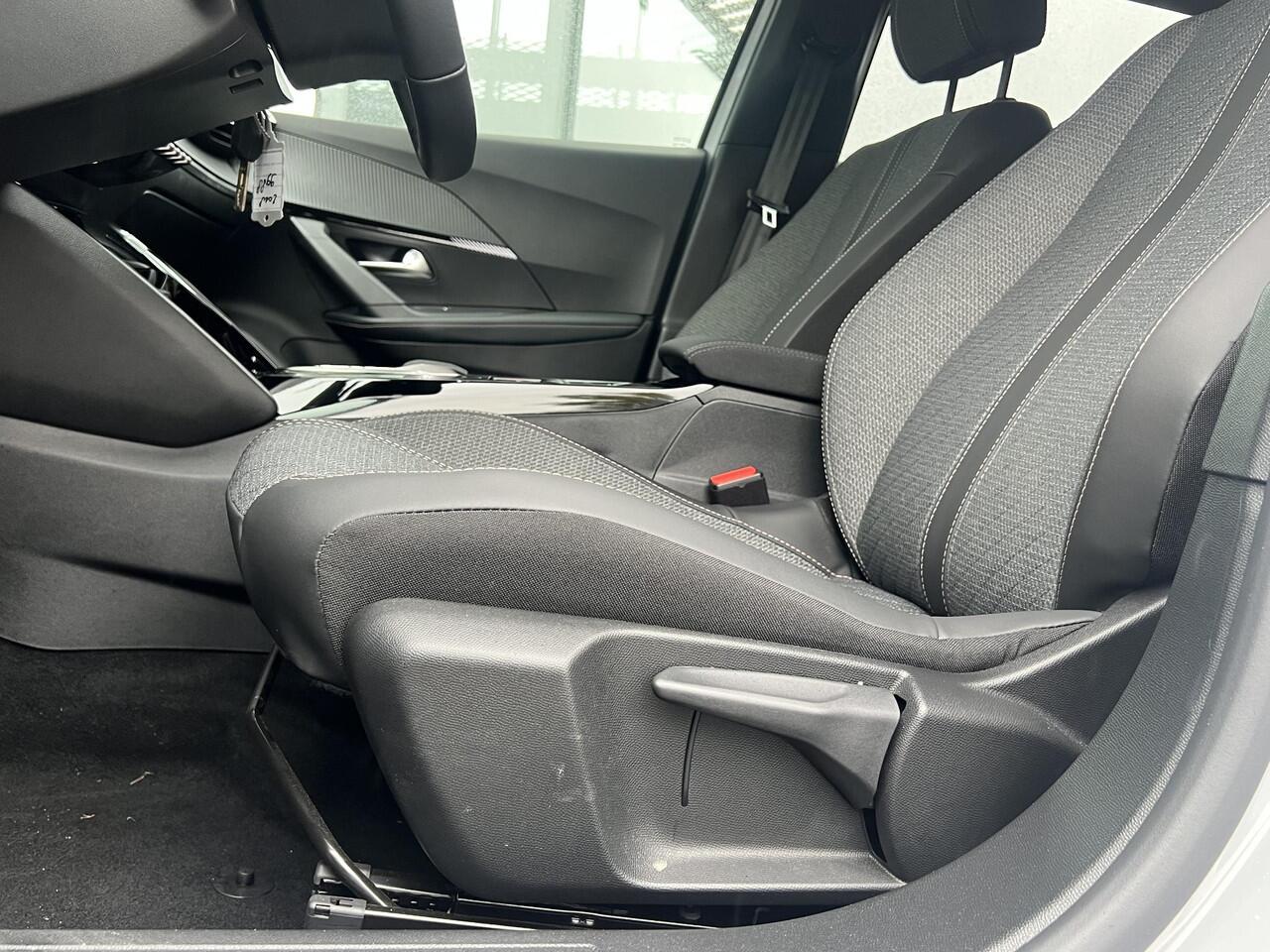 Peugeot 2008 1.2 PureTech 130 Allure AUTOMAAT | STOELVERWARMING | DODEHOEKDETECTIE | RIJSTROOKBEGELEIDING | CARPLAY | DIGITAAL DASHBOARD | LM VELGEN |