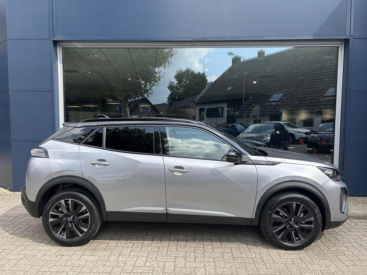 Peugeot 2008 1.2 Hybrid 145 GT | ¤ 8500,- DEMO VOORDEEL | Automaat | Navigatie | 360 Graden Camera | 18 Inch Evissa | Keyless Entry | Full LED Verlichting | Zwart Dak | Dode Hoek Detectie | Cruise Control Adaptief | Climate Control | Hoge Zitpositie.