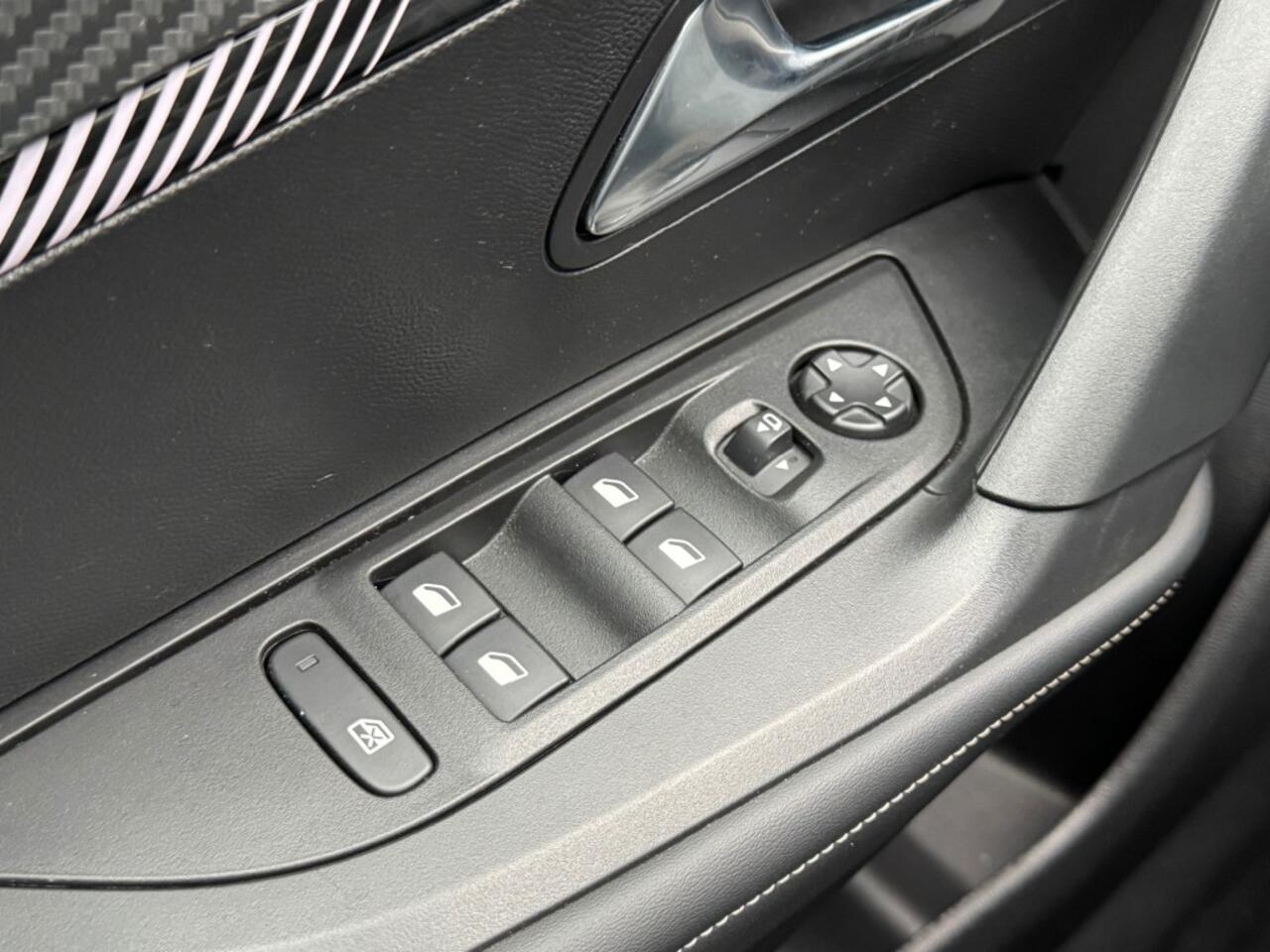 Peugeot 2008 1.2 Hybrid Allure - camera - navi - adaptive cruise