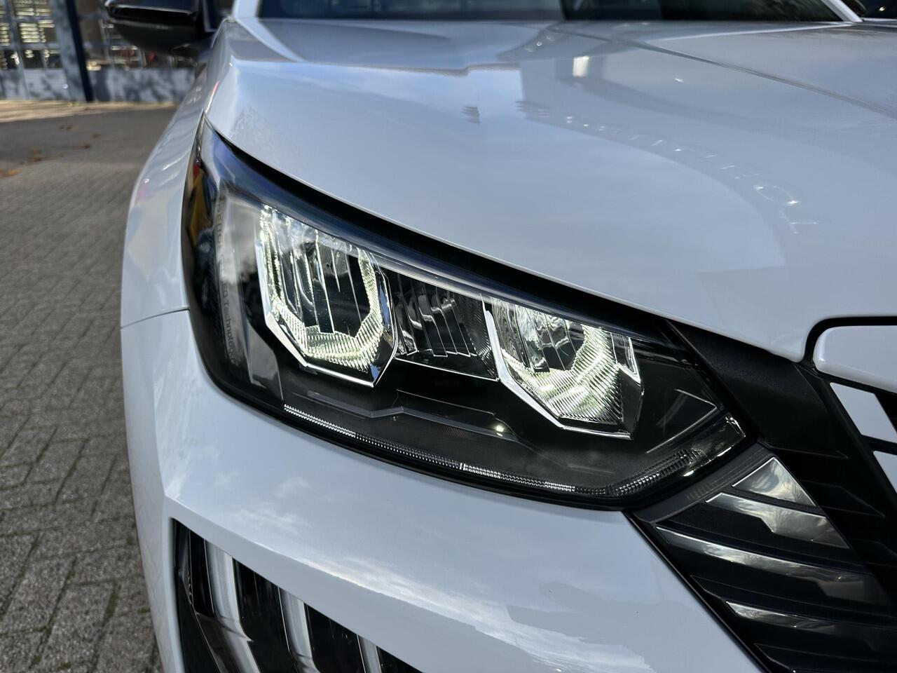 Peugeot 2008 1.2 Hybride Automaat 145 PK Allure | VOORRAAD DEAL met ¤6.000 Korting | Navigatie | Keyless entry | Adaptieve Cruise Control | 360 Graden Camera | Parkeersensoren V+A | Hoge Zitpositie | Dode Hoek Detectie |Hybride Elektrisch rijden met Automaat | Climate