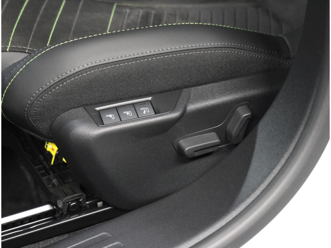 Peugeot 2008 1.2 130PK GT | 1ste eigenaar | AppleCarplay/Android Auto | Alcantara/LEER | 17"LMV | 360'Camera | AUTOMAAT | Keyless | Adaptive Cruise Control | Climate Control | Camera | FULL LED | Two-Tone | Sfeerverlichting | Isofix | Privacy Glass |