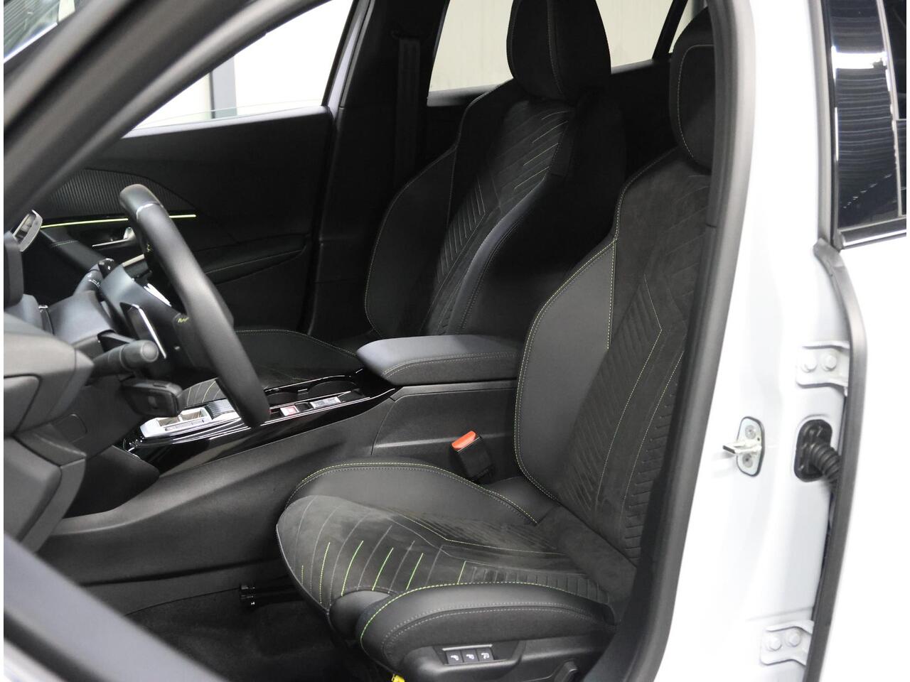 Peugeot 2008 1.2 130PK GT | 1ste eigenaar | AppleCarplay/Android Auto | Alcantara/LEER | 17"LMV | 360'Camera | AUTOMAAT | Keyless | Adaptive Cruise Control | Climate Control | Camera | FULL LED | Two-Tone | Sfeerverlichting | Isofix | Privacy Glass |