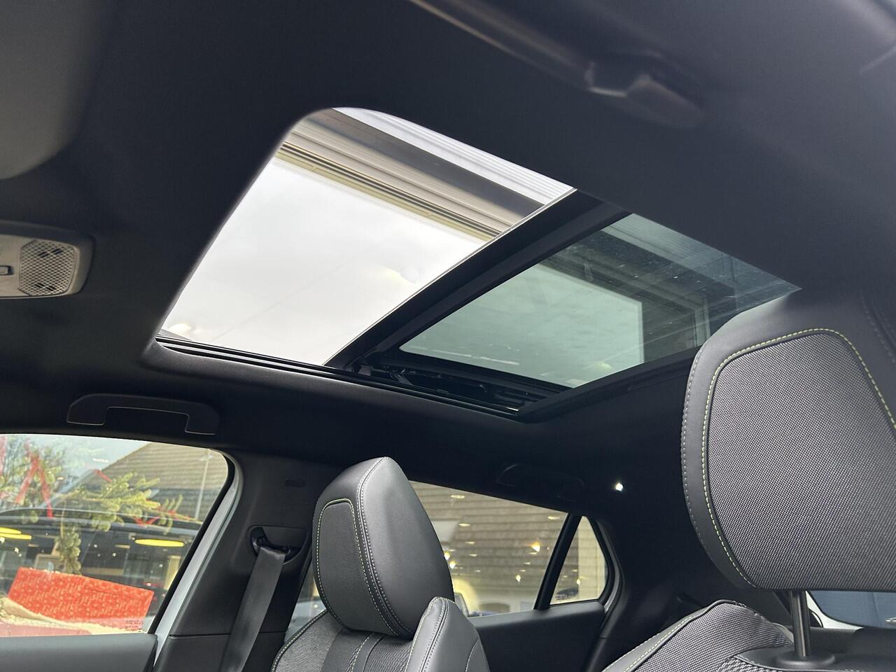 Peugeot 2008 1.2 Hybrid 145 PK GT | Automaat Hybride | VOORRAAD DEAL met ¤7.000 Korting | Panorama Schuif-/Kanteldak | Navigatie | 360 Graden Camera | Keyless Entry | Full LED Verlichting | Zwart Dak | Climate Control | 18" Lichtmetalen Velgen Evissa | Sportstoelen | 