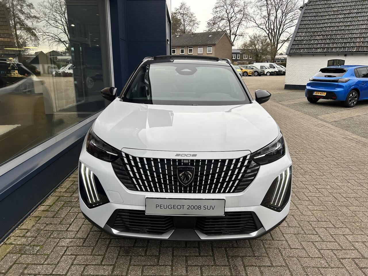 Peugeot 2008 1.2 Hybrid 145 PK GT | Automaat Hybride | VOORRAAD DEAL met ¤7.000 Korting | Panorama Schuif-/Kanteldak | Navigatie | 360 Graden Camera | Keyless Entry | Full LED Verlichting | Zwart Dak | Climate Control | 18" Lichtmetalen Velgen Evissa | Sportstoelen | 