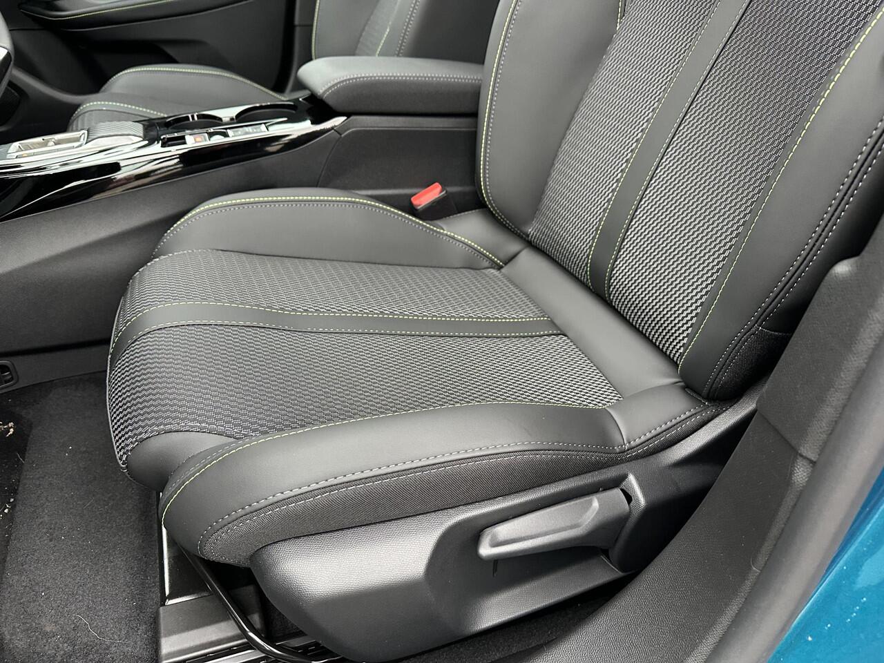 Peugeot 2008 1.2 Hybrid 145 PK GT | Automaat Hybride | DEMO met ¤8.500 Korting | Panorama Schuif-/Kanteldak | Navigatie | 360 Graden Camera | Keyless Entry | Full LED Verlichting | Zwart Dak | Climate Control | 18" Lichtmetalen Velgen Evissa | Sportstoelen | Hoge Zitp