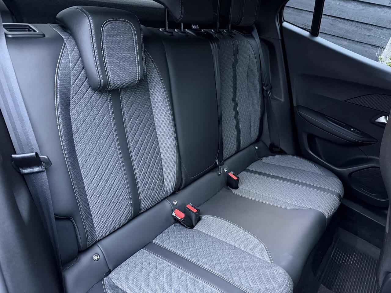 Peugeot 2008 Allure 1.2 PureTech 130PK Parkeersensoren, Stoelverwarming, Cruise control, Climate Control, Apple Carplay, Android Auto