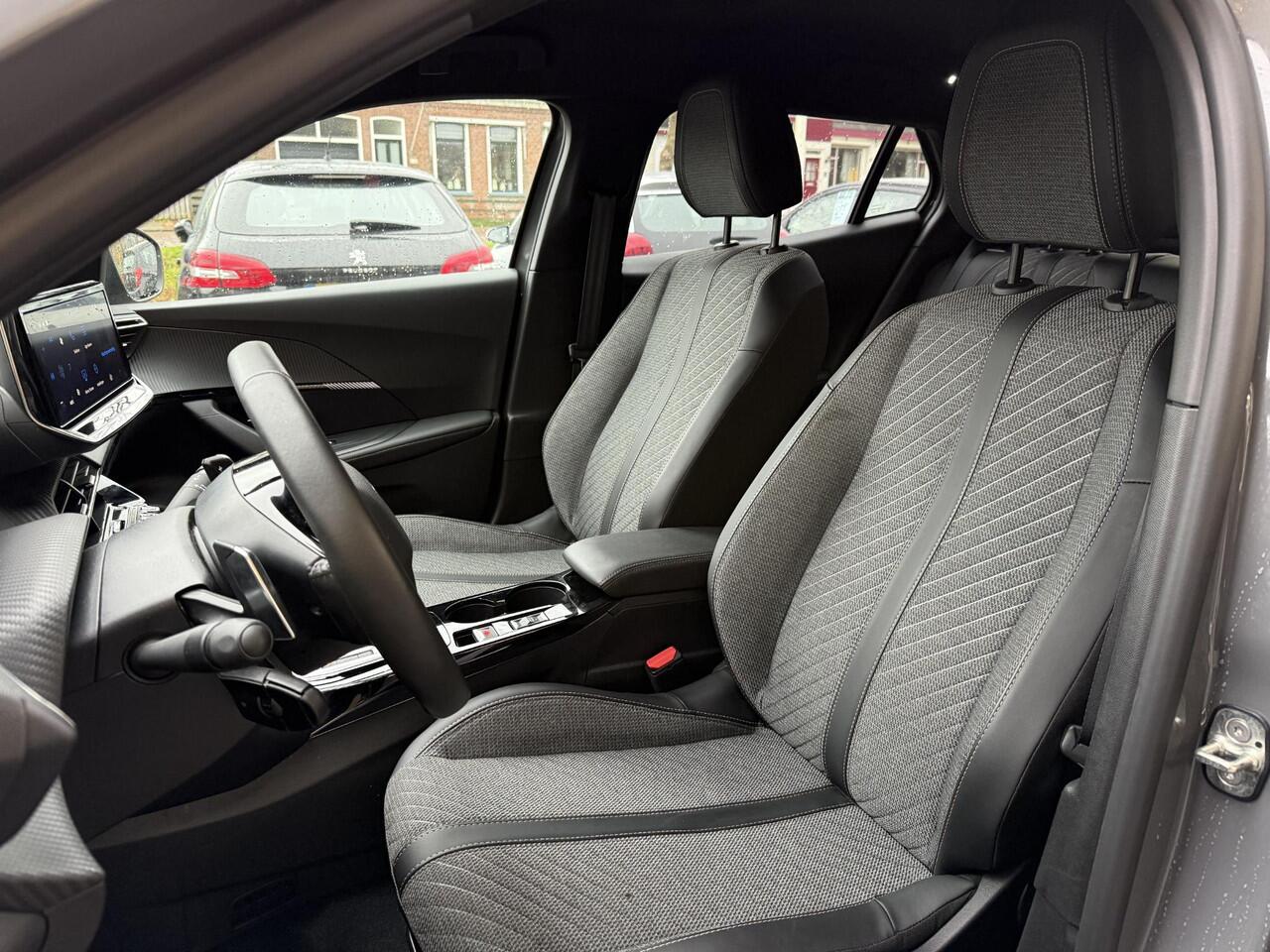 Peugeot 2008 1.2 Hybrid 145 Allure | Climate & Cruise Control | Parkeersensoren voor + achter | AppleCarplay/Android Auto |