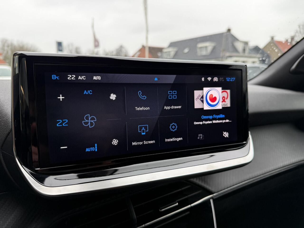 Peugeot 2008 1.2 Hybrid 145 Allure | Climate & Cruise Control | Parkeersensoren voor + achter | AppleCarplay/Android Auto |