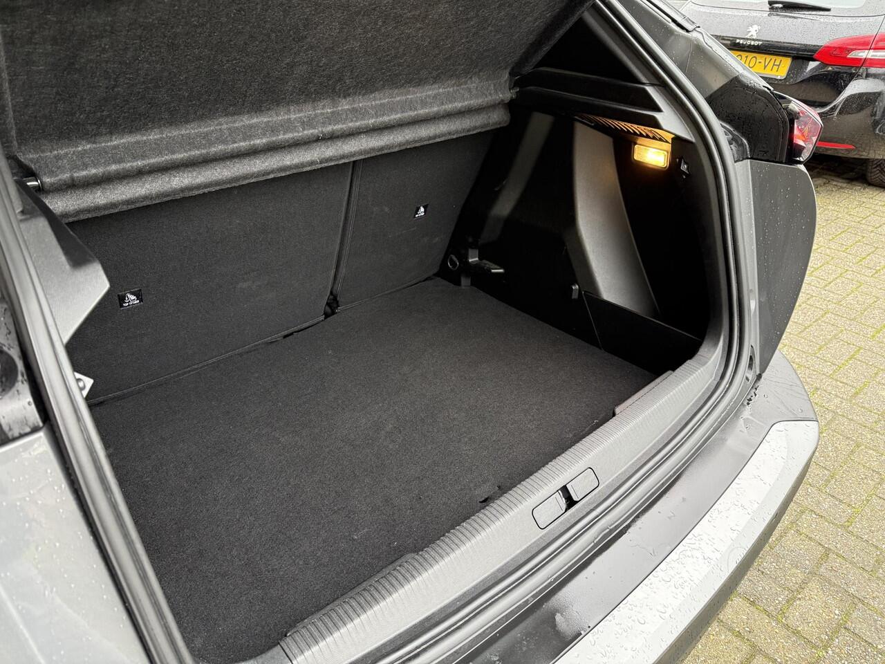 Peugeot 2008 1.2 Hybrid 145 Allure | Climate & Cruise Control | Parkeersensoren voor + achter | AppleCarplay/Android Auto |