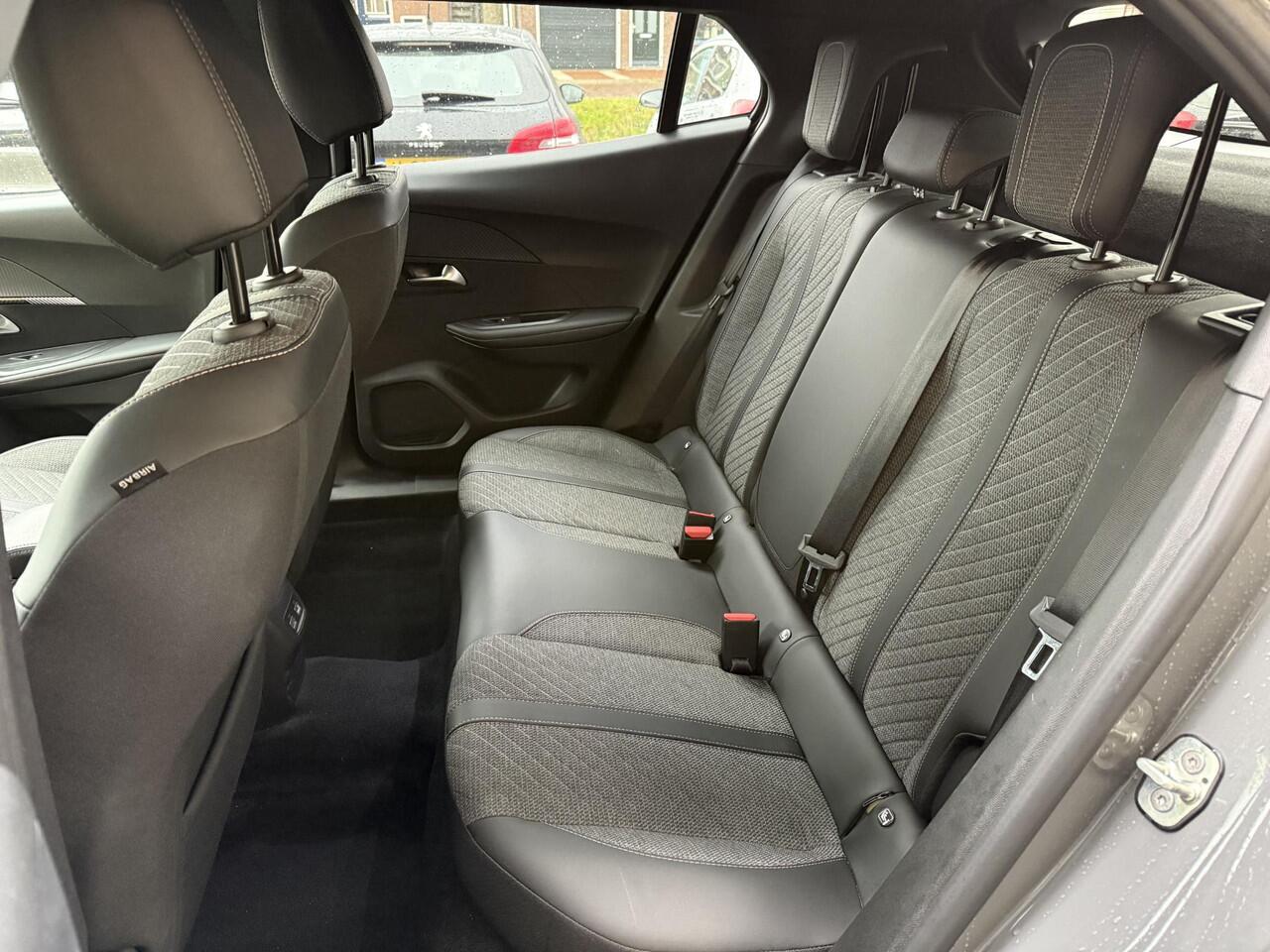 Peugeot 2008 1.2 Hybrid 145 Allure | Climate & Cruise Control | Parkeersensoren voor + achter | AppleCarplay/Android Auto |