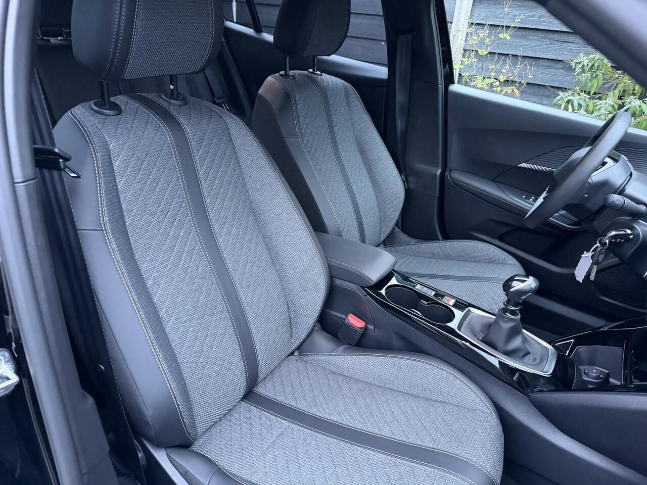 Peugeot 2008 Allure 1.2 PureTech 130PK Parkeersensoren, Stoelverwarming, Cruise control, Climate Control, Apple Carplay, Android Auto